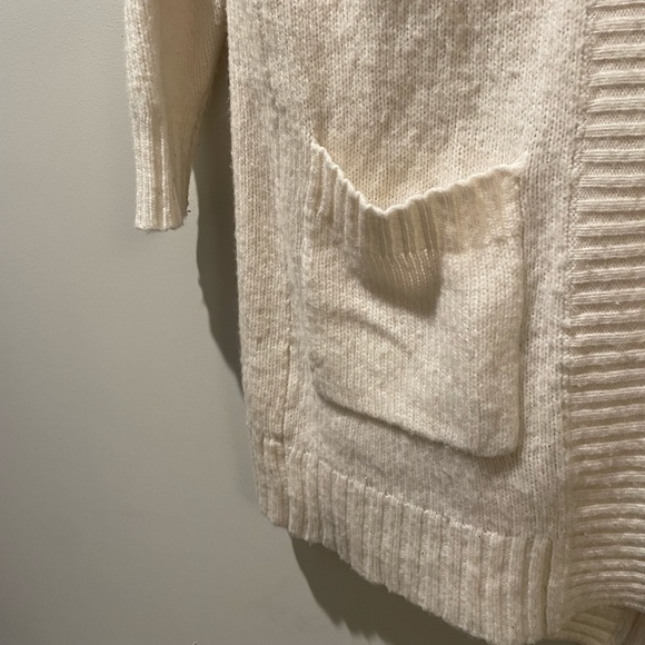 AMERICAN EAGLE | Cream Cardigan/Sweater with Pockets - Picture 3 of 6